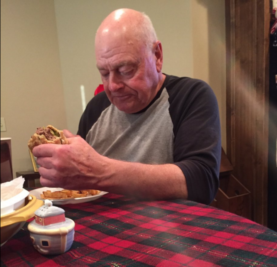 La fotograf&iacute;a fue publicada por su &uacute;nica nieta que fue a visitarlo. (Foto: Twitter)