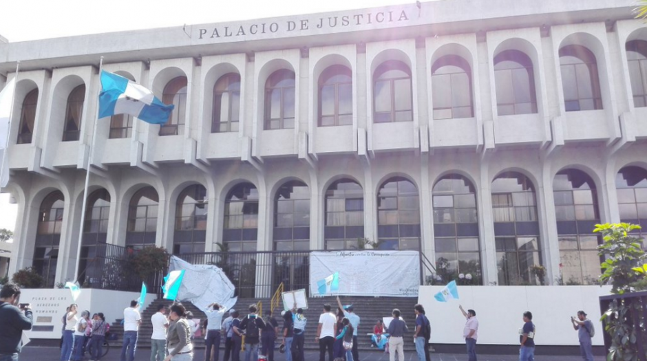 Mientras los magistrados siguen reunidos los ciudadanos contin&uacute;an con la protesta. (Foto: Marcia Zavala/Soy502)