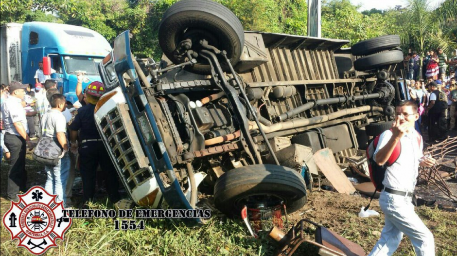 El bus de pasajeros qued&oacute; volcado en el kil&oacute;metro 167 del Pac&iacute;fico. (Foto: CBM Twitter Departamentales)