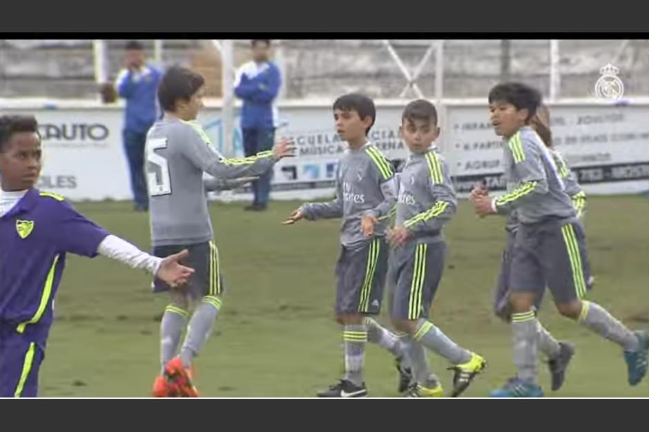 Los jugadores del Real Madrid se dan cuenta de las indicaciones que les hace su entrenador tras haber marcado al aprovechar que los rivales no reaccionaron para defender su porter&iacute;a. (Captura YouTube)