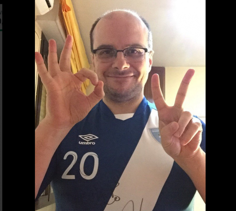 MrChip se puso la camisola de Guatemala y disfrut&oacute; el juego de la Selecci&oacute;n Nacional como un guatemalteco m&aacute;s. (Foto: Twitter/2010MisterChip)