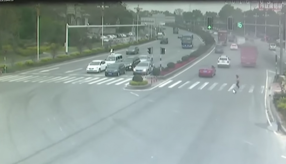 Una mujer no le presta atenci&oacute;n a la luz roja del sem&aacute;foro. (Foto: RT en Espa&ntilde;ol / YouTube)