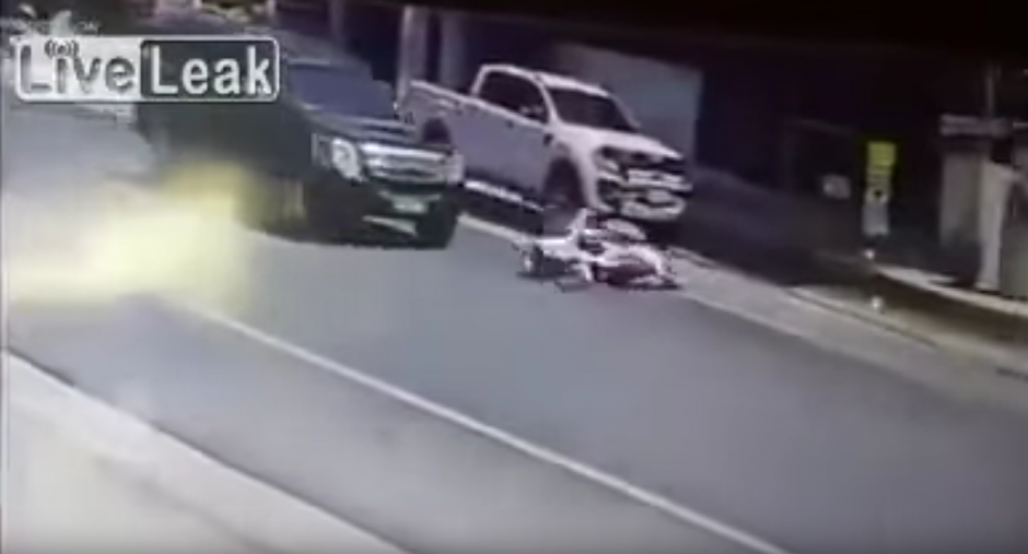 Un automovilista frena a tiempo y evita un atropellar a una pareja. (Foto: Live Leak/ YouTube)