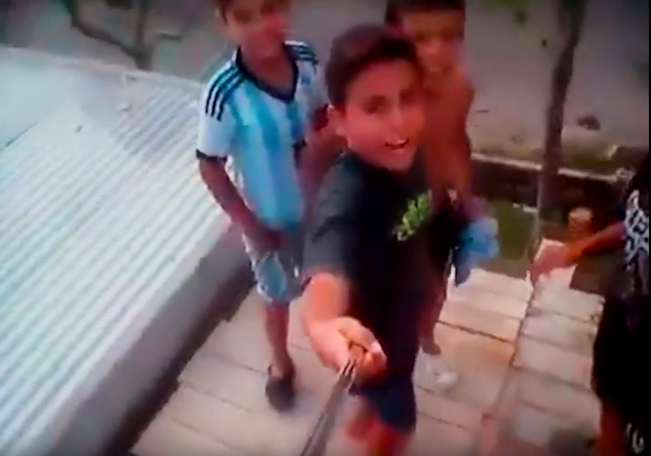 Un grupo de amigos trata de tomarse una selfie. (Foto: Watsha Tv/ YouTube)