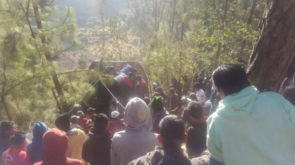 Los Bomberos Voluntarios reportaron al menos 19 muertos en el accidente. (Foto: Bomberos Voluntarios)