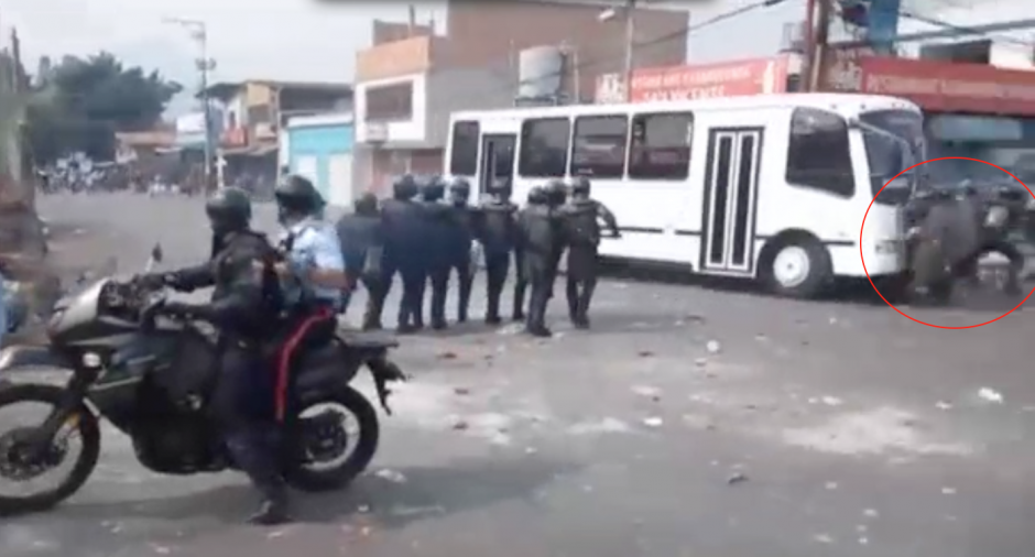 Al menos 12 polic&iacute;as resultaron heridos y dos m&aacute;s murieron tras ser atropellados intencionalmente por un bus. (Imagen: Captura de Twitter)