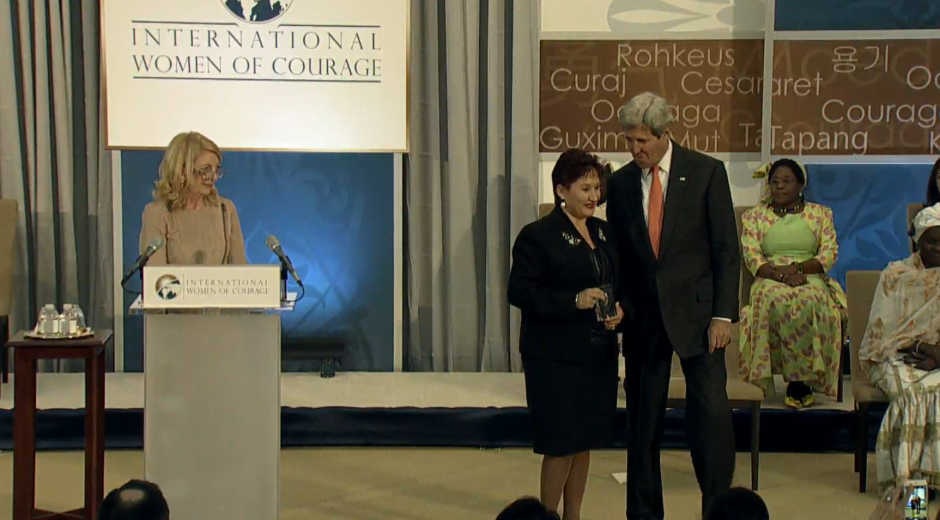 La Fiscal General Thelma Aldana recibi&oacute; el premio "Mujeres de Coraje 2016" de manos de John Kerry. (Foto: Captura de Imagen)