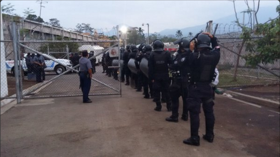 Polic&iacute;as resguardan las afueras de un centro de detenci&oacute;n. (Foto: Twitter/@MiSeguridad_SV)