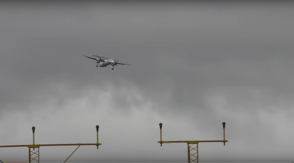 El impresionante aterrizaje tuvo lugar en un aeropuerto de M&aacute;nchester, en el Reino Unido. (Imagen: Captura de YouTube)
