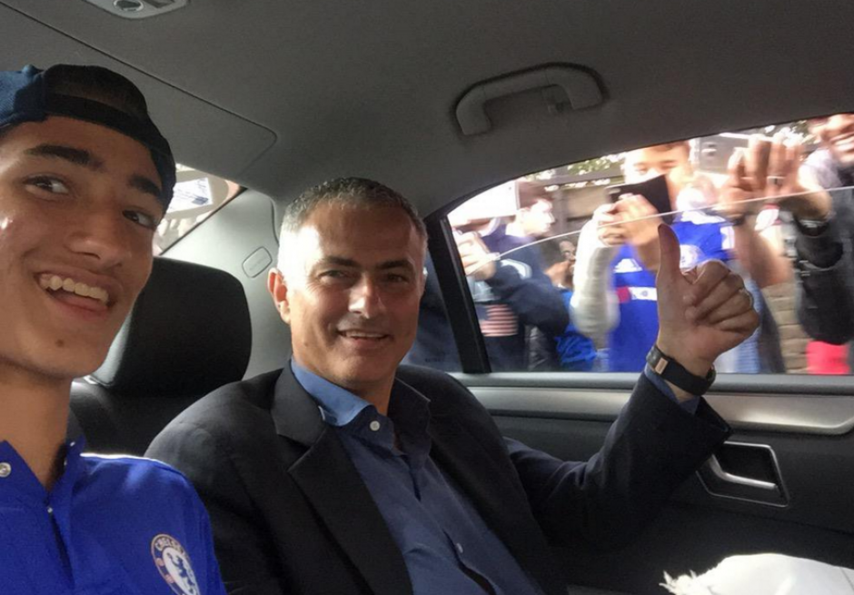 Jos&eacute; Mourinho junto a su hijo, quien es fiel seguidor del Barcelona. (Foto: Twitter Jos&eacute; Mourinho Jr.)