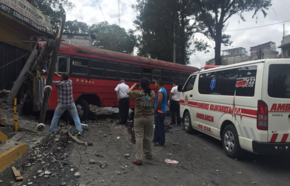 Un accidente se registr&oacute; en el Perif&eacute;rico este domingo. (Foto: Bomberos Voluntarios)