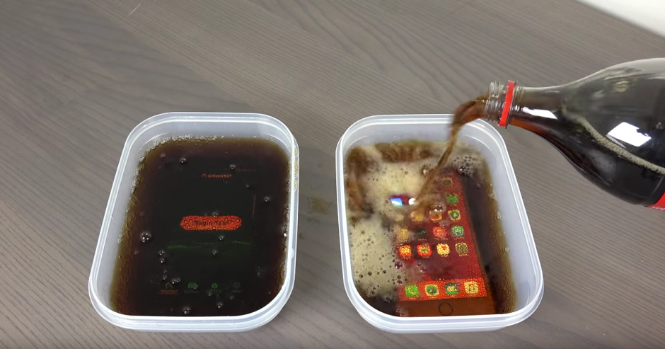 Un joven hace un experimento con un Galaxy S7 y un iPhone 6S Plus. (Foto: YouTube/Adrian Isen)
