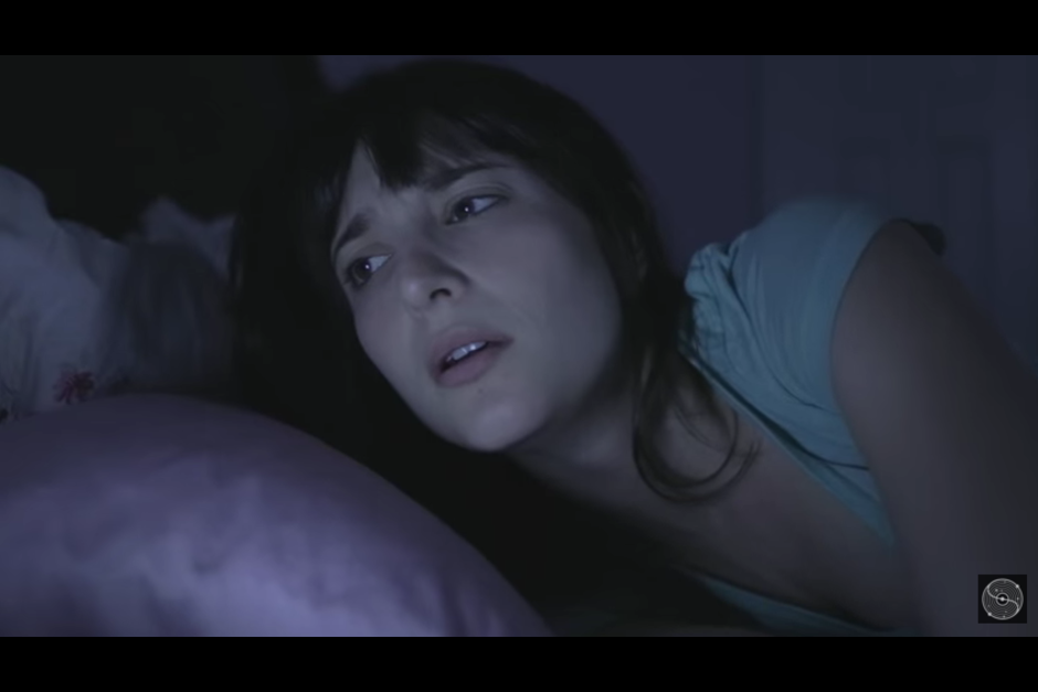 La chica despierta a mitad de la noche para ver qui&eacute;n le ha escrito, pero se lleva una gran sorpresa. (Captura YouTube)