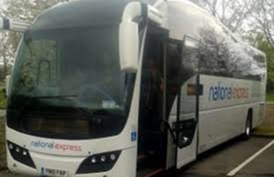 De momento, nadie sabe qu&eacute; es la extra&ntilde;a figura dentro del bus, pero incluso algunos piensan que puede tratarse de un ser de otro planeta. (Foto:&nbsp;dailymail.co.uk)