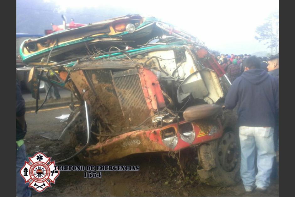 Un autob&uacute;s de los Transportes San Juanera sufri&oacute; un percance vial. (Foto: Bomberos Municipales Departamentales)