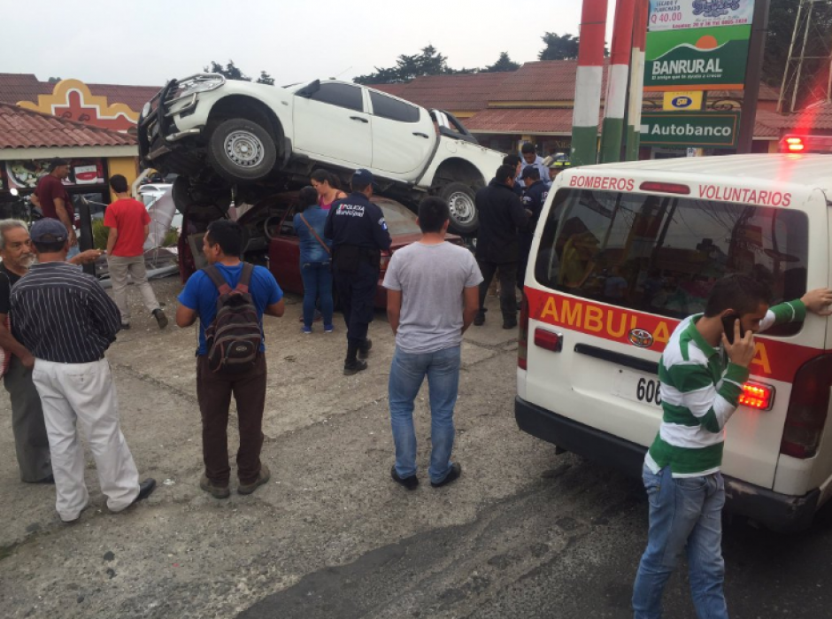 El&nbsp;pickup qued&oacute; sobre otro carro estacionado. (Foto: Bomberos Voluntarios)&nbsp;