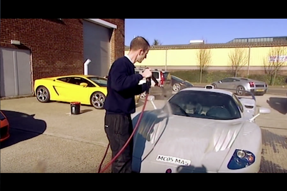 Este brit&aacute;nico limpia algunos de los autos m&aacute;s exclusivos del mundo. (Foto: captura de YouTube)