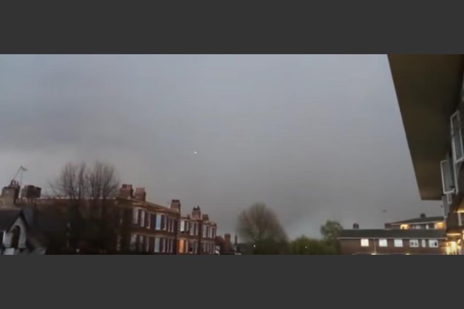 Durante una tormenta un rayo alcanza un avi&oacute;n. (Captura de pantalla de YouTube)