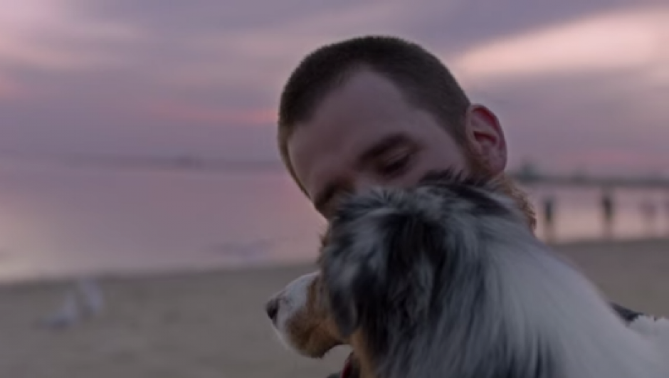 Otros estudios han mostrado los beneficios f&iacute;sicos y psicol&oacute;gicos de una mascota. (Foto: Toma de video de Youtube)