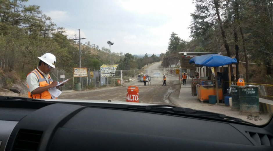 El trabajador qued&oacute; soterrado bajo la tierra. (Foto: Twitter/PDH) 