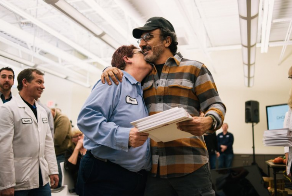 El empresario estadounidense Hamdi Ulukaya dio sorpresa a empleados. (Foto: askmen.com)