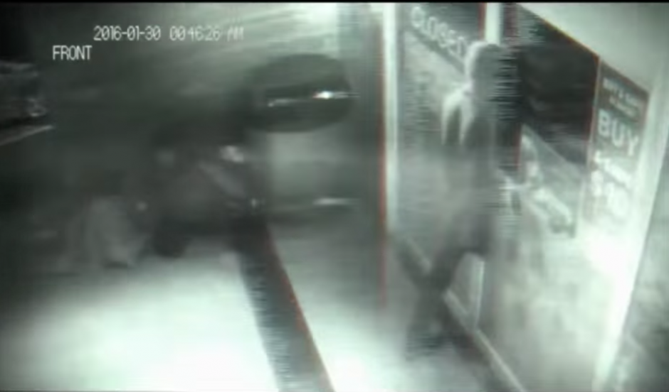 El video de un supuesto fantasma que atraviesa una puerta se hace viral en youtube. (Foto: captura youtube)