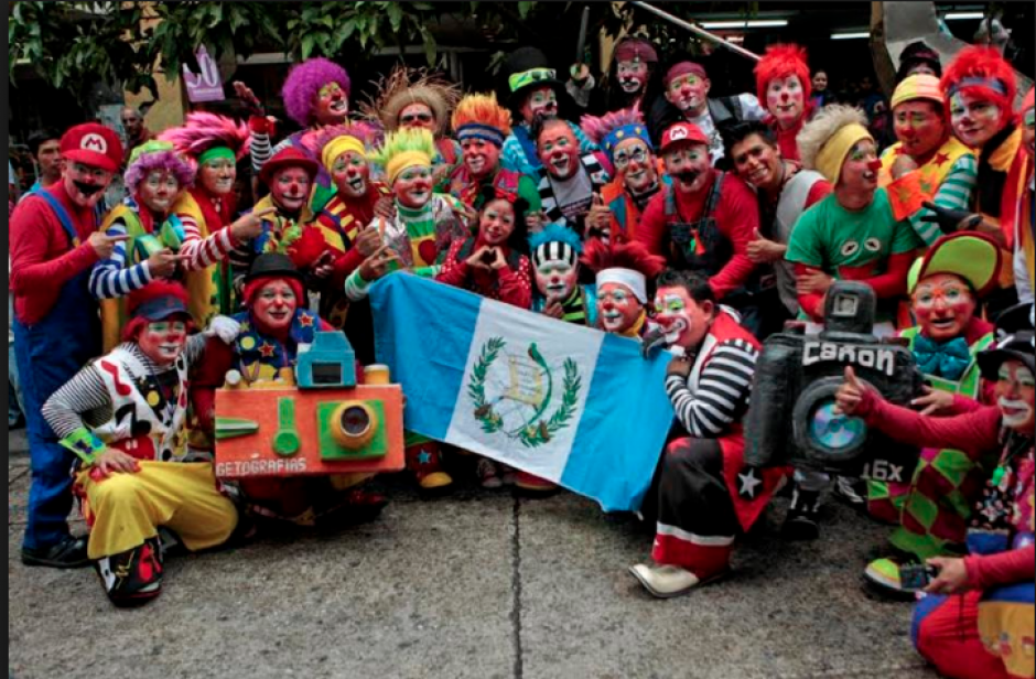 Centenares de payasos se re&uacute;nen en Ciudad de Guatemala hoy, 13 de abril de 2016, entre sombreros, gafas o narices, con un mismo objetivo: conmemorar el D&iacute;a del Payaso. (Foto: EFE)