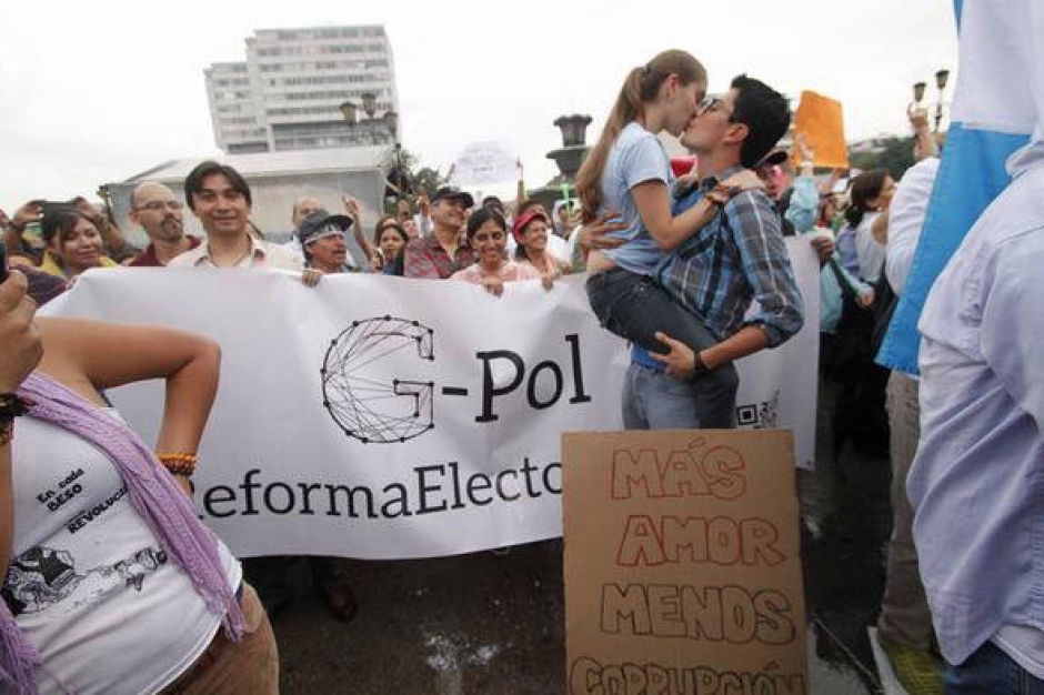 La fotograf&iacute;a volvi&oacute; a circular en redes sociales por conmemorarse el D&iacute;a Internacional del Beso. (Foto: Twitter Justicia Ya)