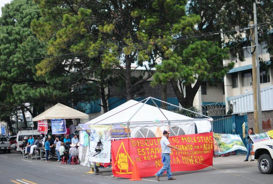 Un grupo de pobladores de los alrededores del proyecto minero mantiene un plant&oacute;n frente al Ministerio de Energ&iacute;a y Minas. (Foto: Archivo/Soy502)