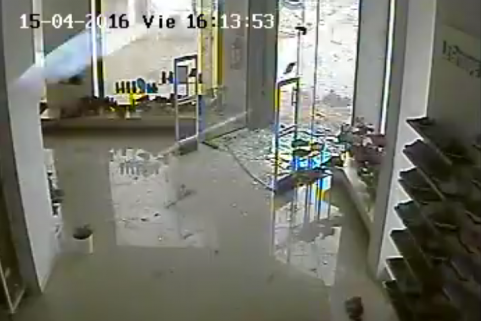 La fuerza de un tornado en Uruguay qued&oacute; grabada en un dram&aacute;tico video. (Foto:&nbsp; Noticieros Televisa)