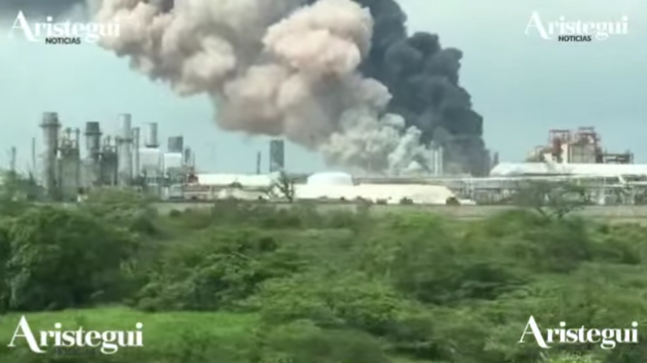 La explosi&oacute;n provoc&oacute; un incendio que se extendi&oacute; por varios sectores de la planta. (Foto: Vialidad/Xalapa)