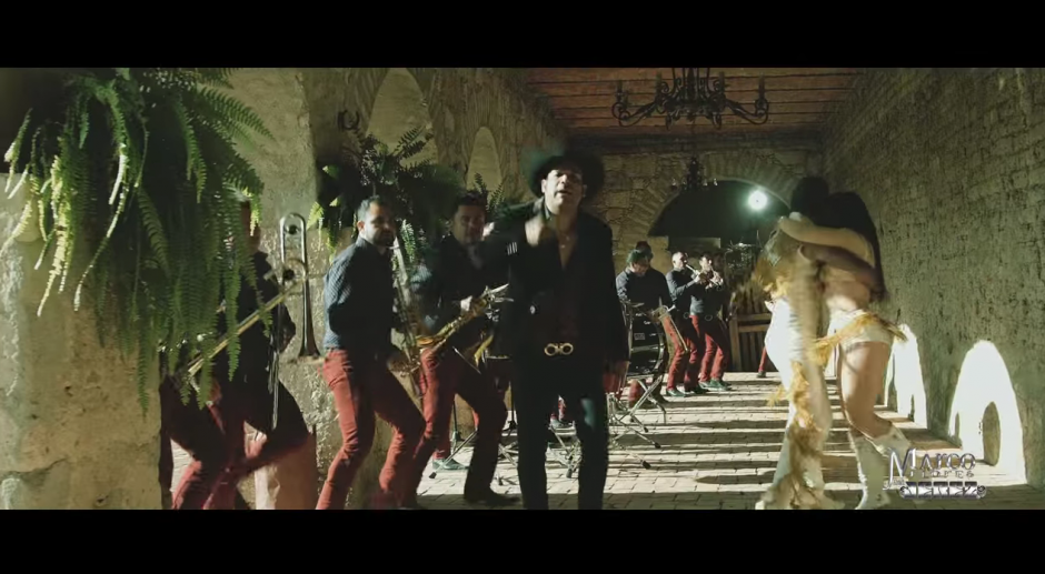 El cantante Marco Antonio Flores, hace campa&ntilde;a con chaleco antibalas. (Foto: Agencias)