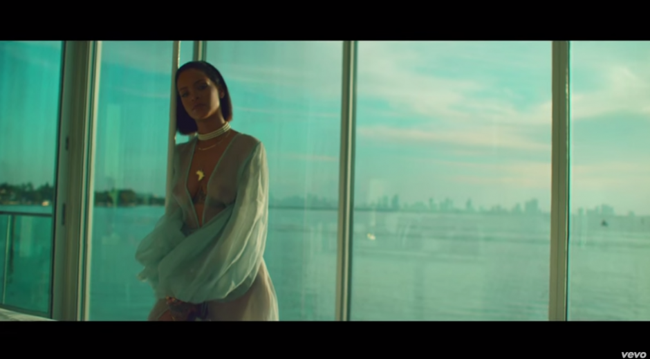 La cantante luce sensual en el video (Foto: YouTube)