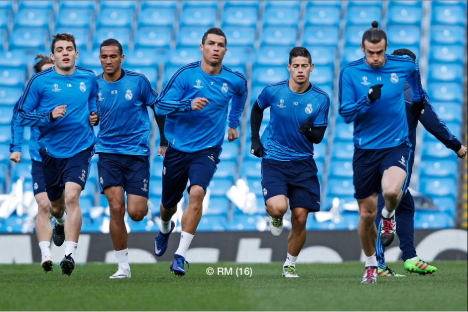 La plantilla gal&aacute;ctica hizo reconocimiento de cancha. (Foto: Twitter/Real Madrid)
