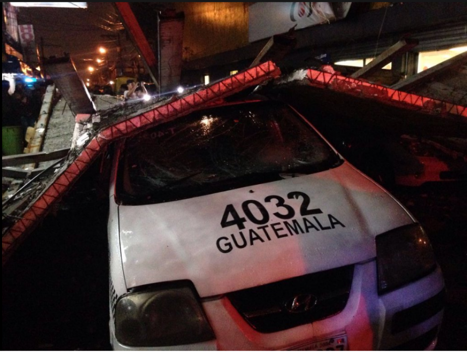 Una valla publicitaria cay&oacute; sobre un taxi y una venta de pan en el Tr&eacute;bol. (Foto: Bomberos Voluntarios)