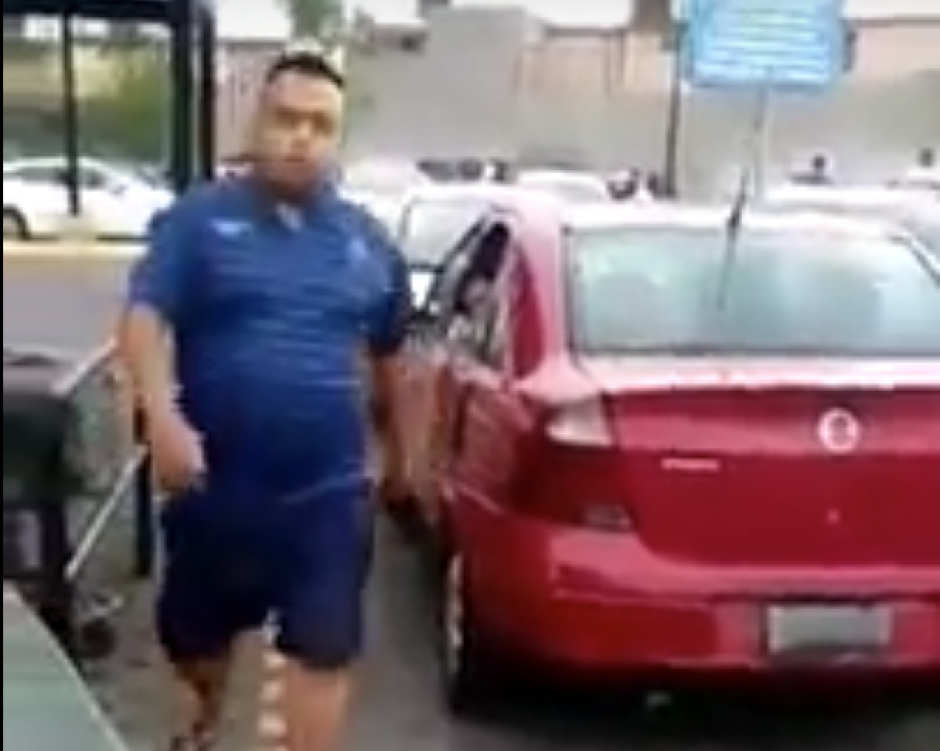 La pelea inici&oacute; por un espacio en el estacionamiento. (Foto: captura de YouTube)