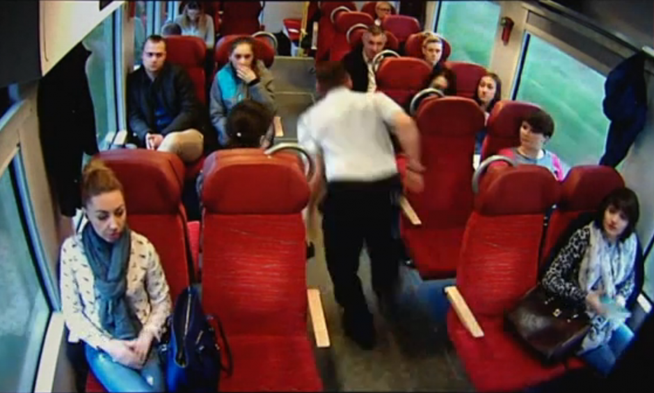 La acci&oacute;n del conductor evit&oacute; que los pasajeros resultaran heridos durante el accidente. (Foto:captura de YouTube)