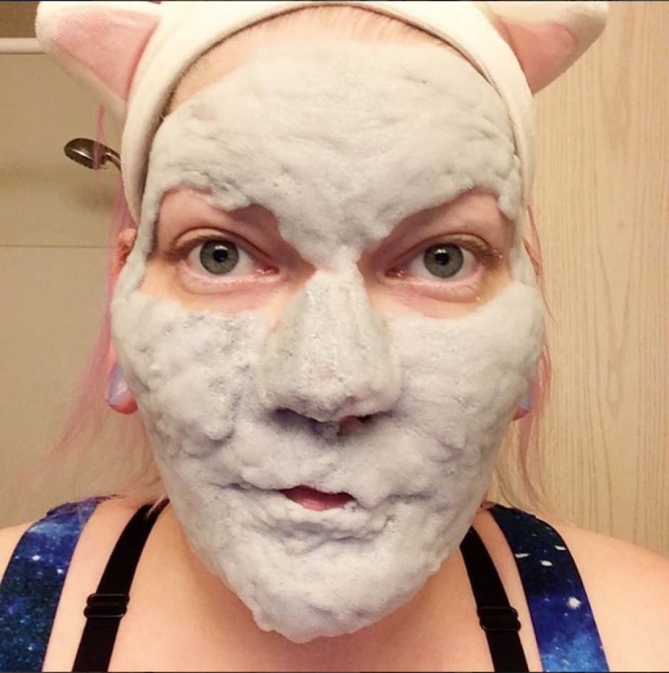 La nueva tendencia consiste en aplicarse una mascarilla que se vuelve espuma y tomarse una foto. (Foto: Instagram)
