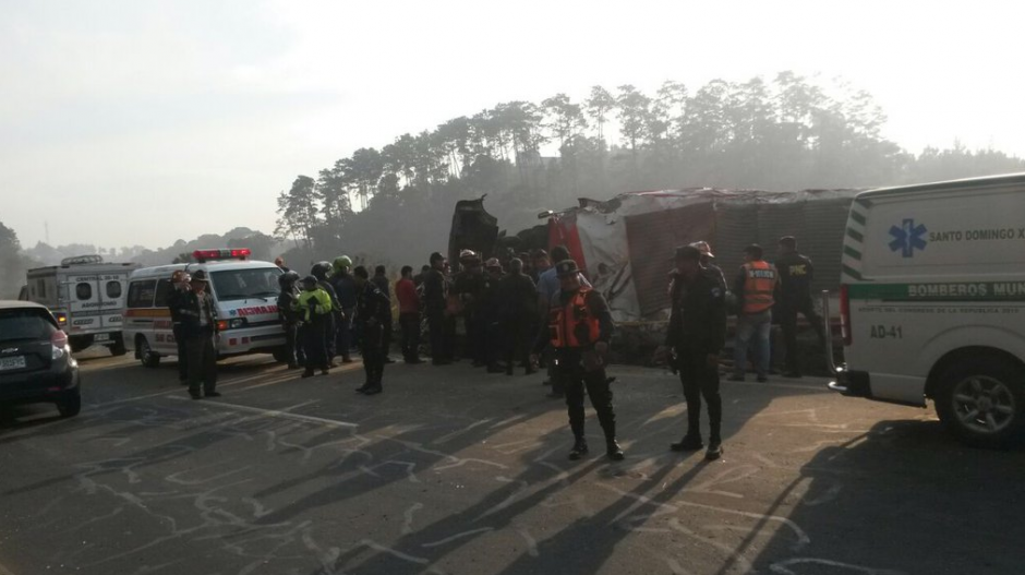 Seg&uacute;n la PNC, el bus se conduc&iacute;a a excesiva velocidad, lo cual provoc&oacute; el accidente. (Foto: Tr&aacute;nsito PNC)