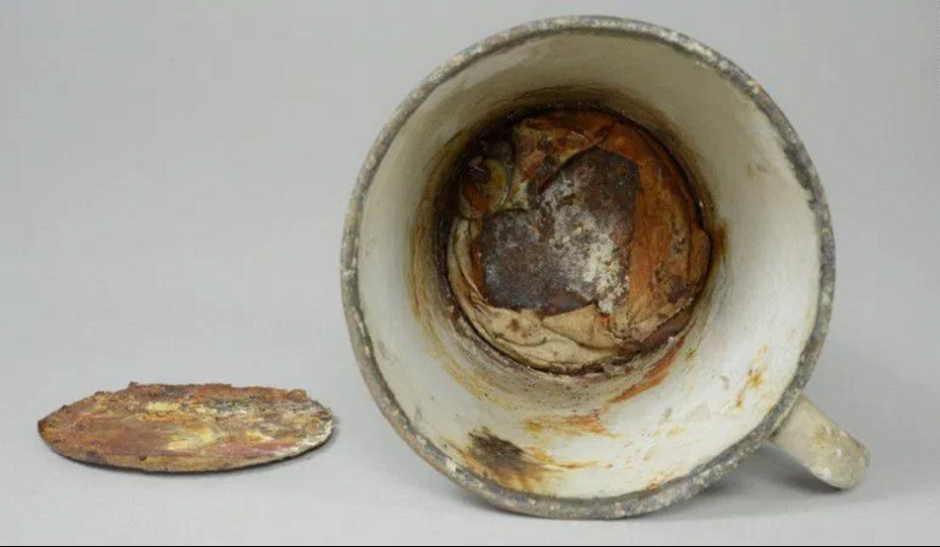El tesoro fue encontrado en un compartimiento oculto de la taza. (Foto: Museo de Auschwitz)