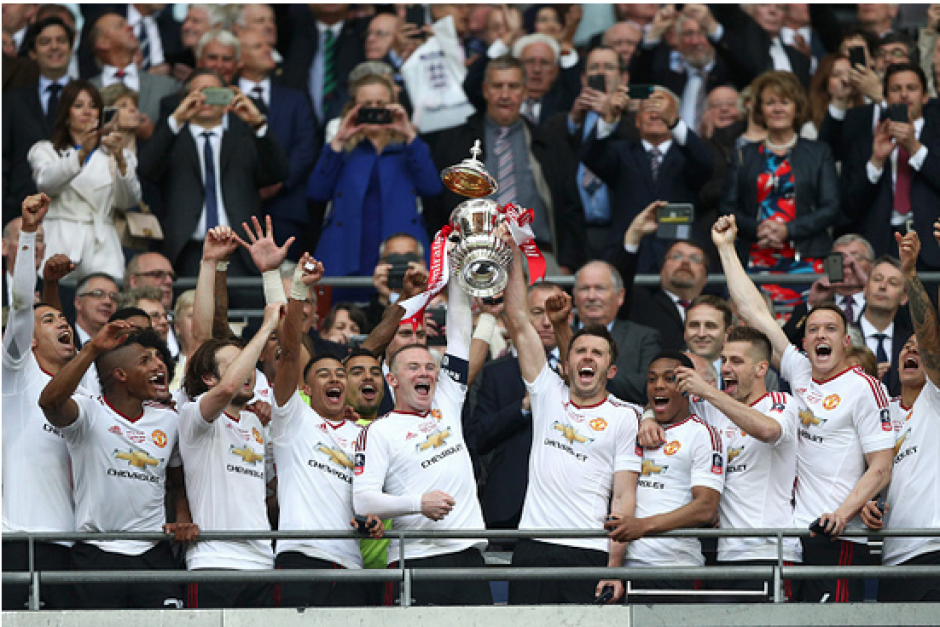 Rooney y compa&ntilde;&iacute;a levantan la FA Cup. (Foto: Getty)