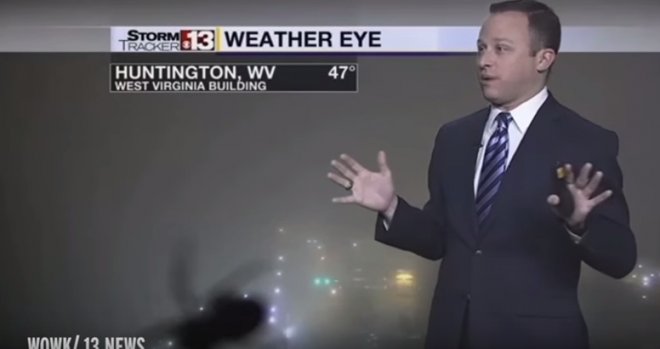 El presentador se encontraba en medio de un enlace en directo. (Foto: YouTube)