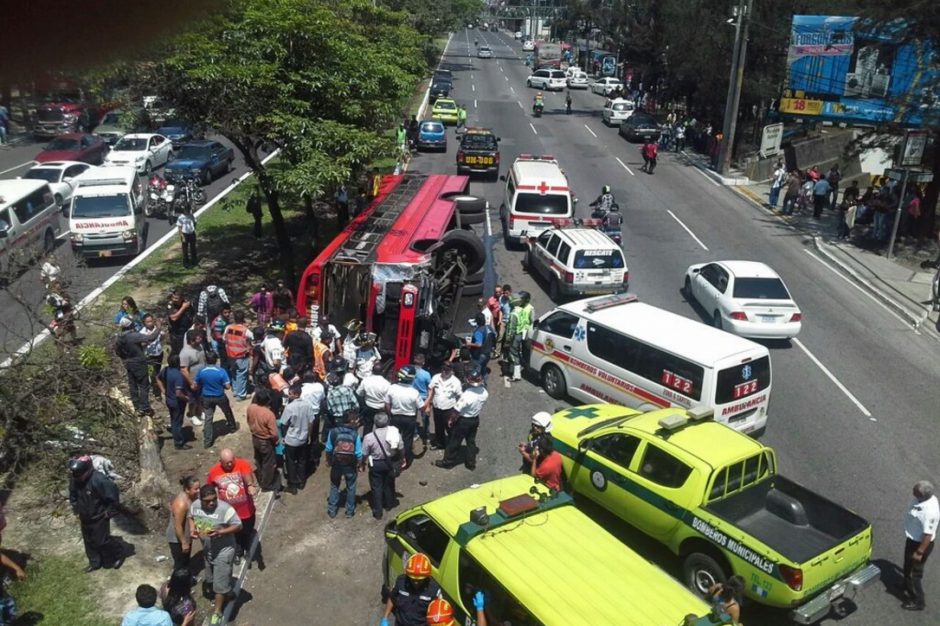 Los heridos ascendieron a 24 en el percance vial. (Foto: Twitter/@Tr&aacute;nsitoPNC)