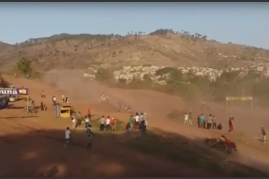 Los hechos fueron captados la tarde de este domingo por el celular de un hombre que asist&iacute;a al evento. (Foto: Captura de Pantalla/Youtube)