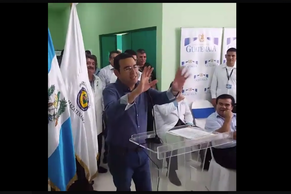 El mandatario dirigi&oacute; unas palabras a los m&eacute;dicos y en la parte final de su intervenci&oacute;n pidi&oacute; que apagaran las c&aacute;maras. (Foto: Captura de Pantalla/Gobierno de Guatemala)