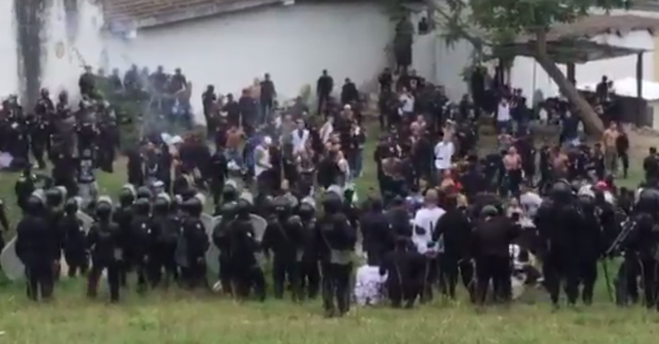 Los antimotines se enfrentan a los reos del sector 11 del Preventivo de la zona 18. (Foto: Captura de pantalla) 