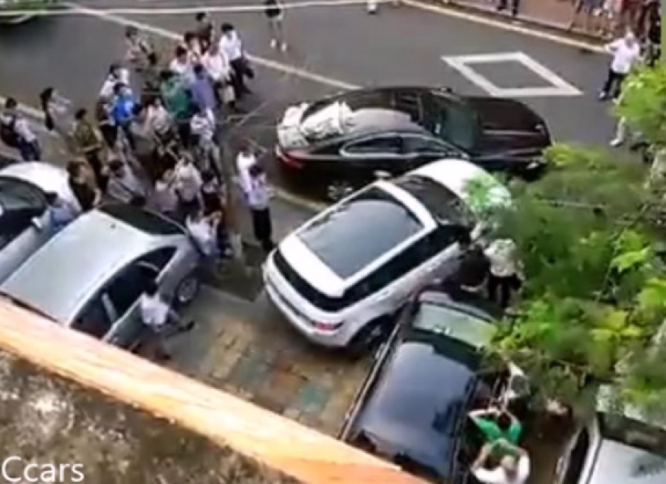 La mujer china choc&oacute; contra el Jaguar hasta abrirse paso con su Land Rover. (Imagen: Captura de pantalla)