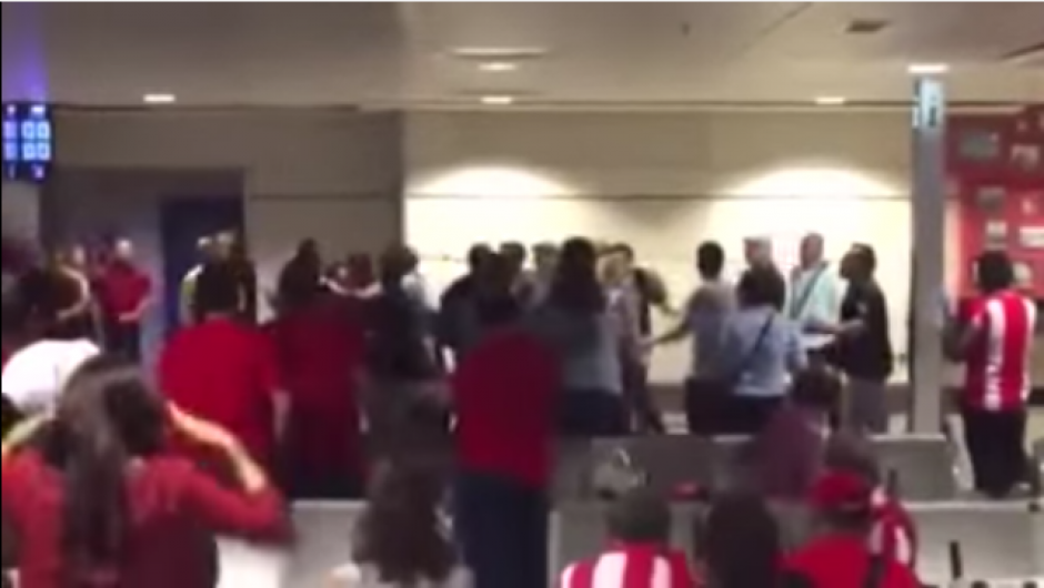 Las im&aacute;genes muestran c&oacute;mo se enfrentan los dos grupos de aficionados. (Foto: Tomado de Youtube)