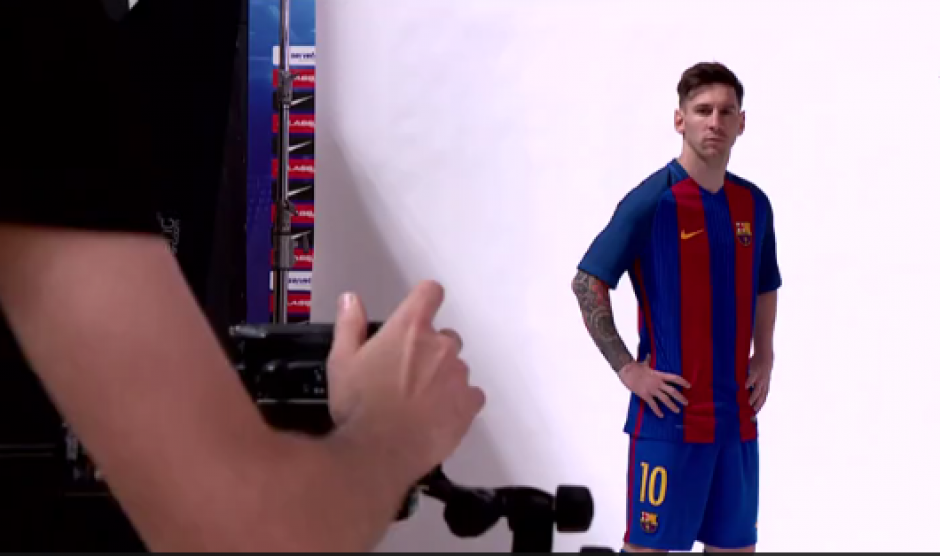 Messi luce la nueva camiseta del Barcelona. (Foto: Captura video)