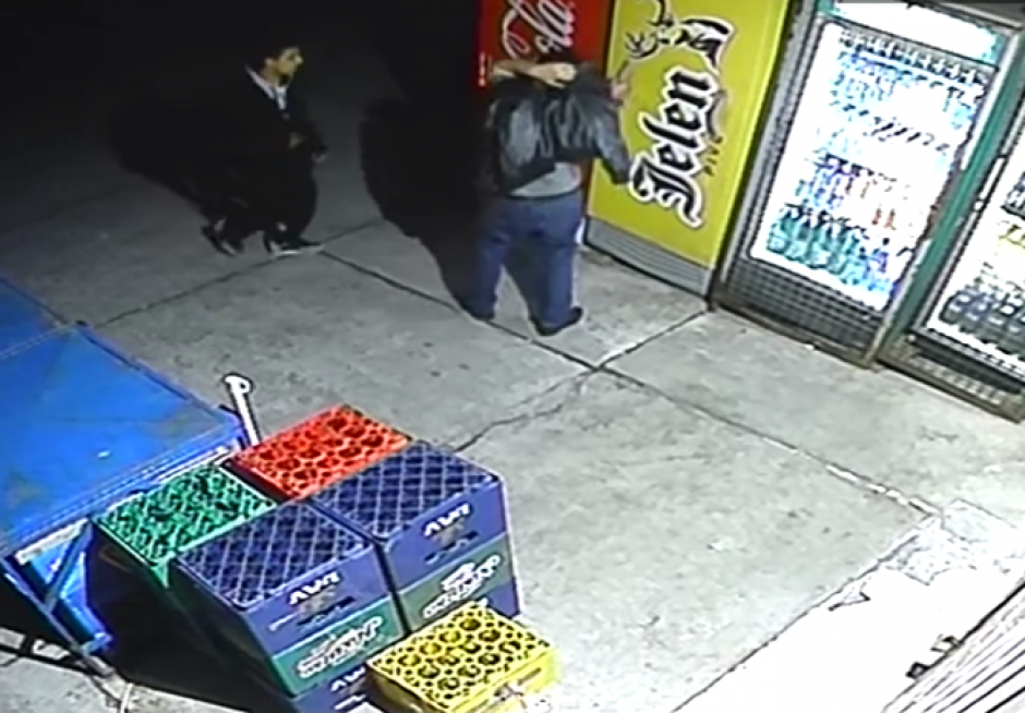 El hombre calcul&oacute; mal su t&eacute;cnica para abrir el congelador lleno de cervezas. (Imagen: Captura de pantalla)